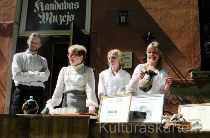 Muzeja darbinieki Kandavas novada svētkos ar savu piedāvājumu - ozolzīļu kafiju